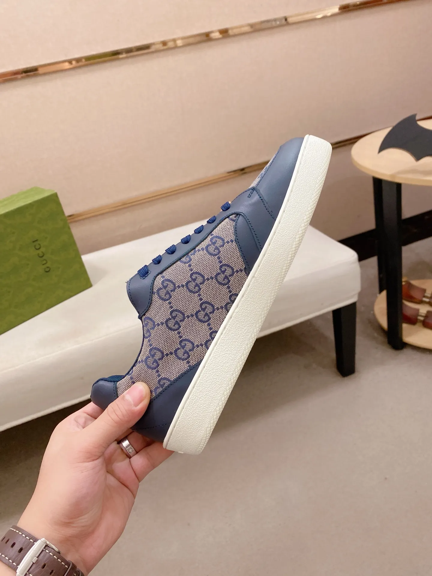 Men's shoes💰 440💰The new GUCCI (Gucci) counters are launched simultaneously. The new men's shoes, 😘fabrics are selected from imported cowhide, and the lining is sheepskin lining. 👍🏿 High-end ☄️ air-cushion molded anti-slip rubber outsole, exquisite lines, simple and elegant, comfortable and high-end for leisure travel. Code number: 38 to 44 (45 can be customized and cannot be returned or exchanged)
